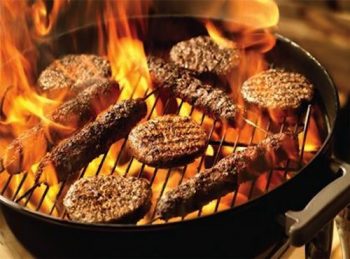 Budget barbecue vlees op een barbecue omringd door vlammen. Besteld bij Catering Service Twente.