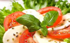 Caprese salade met tomaat. Besteld bij Catering Service Twente.