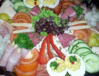 Mooi opgemaakte salade. Besteld bij Catering Service Twente.