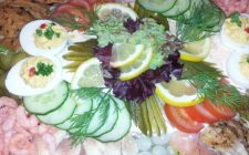Mooi opgemaakte vis salade. Besteld bij Catering Service Twente.
