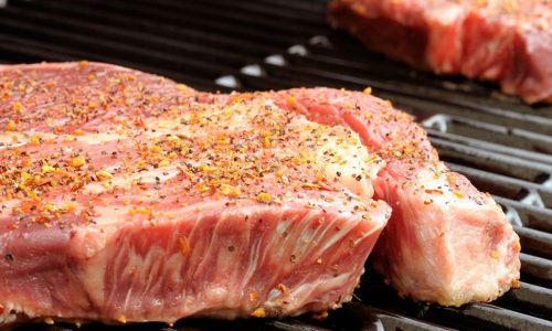 Rauwe steaks op de barbecue. Besteld bij Catering Service Twente.